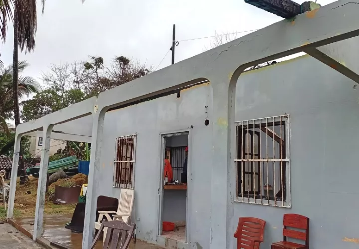 Varias viviendas perdieron el techo.
