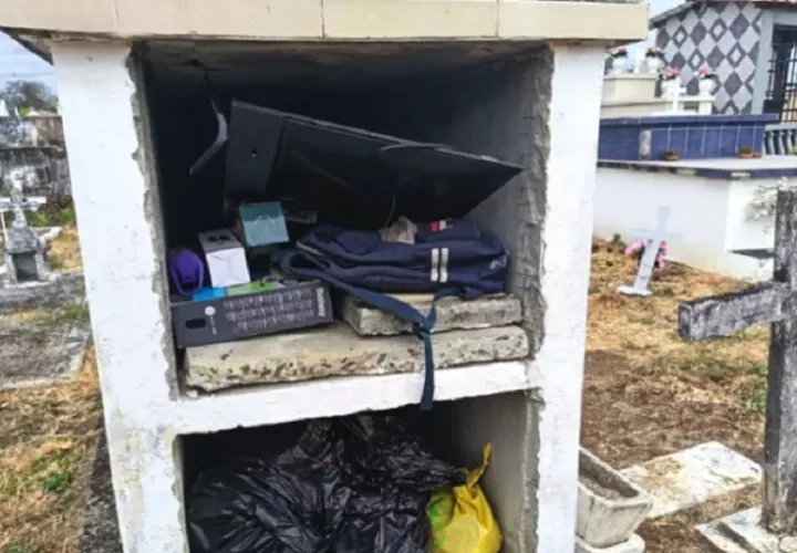 Los artículos dentro de una de las tumbas del cementerio fueron encontrados por una ronda policial. Foto. PN