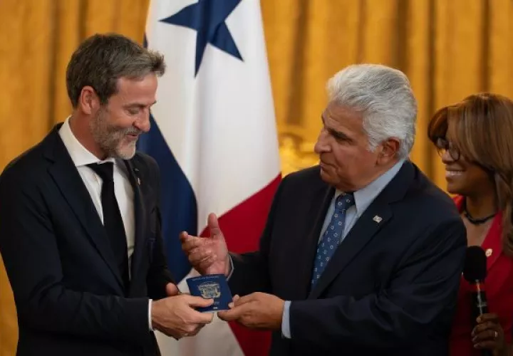 Thomas Christiansen recibió su pasaporte como panameño por parte de Mulino. Foto: Cortesía