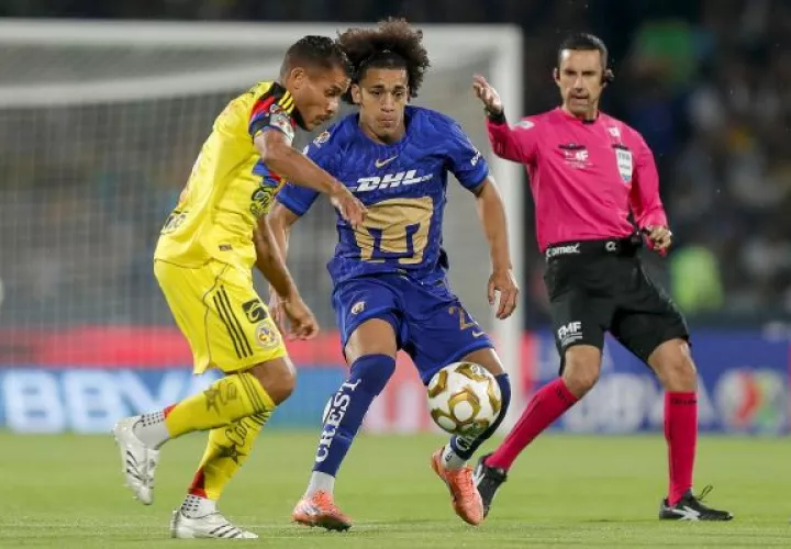 Adalberto 'Coco' Carrasquilla (der.), de Pumas, disputa el balón contra Jonathan dos Santos, del América. Foto: EFE