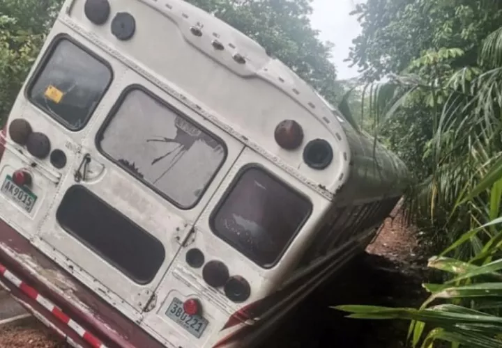El colectivo, de la ruta Costa Arriba - Colón, cubría su último viaje de regreso y estuvo a punto de precipitarse a un barranco.
