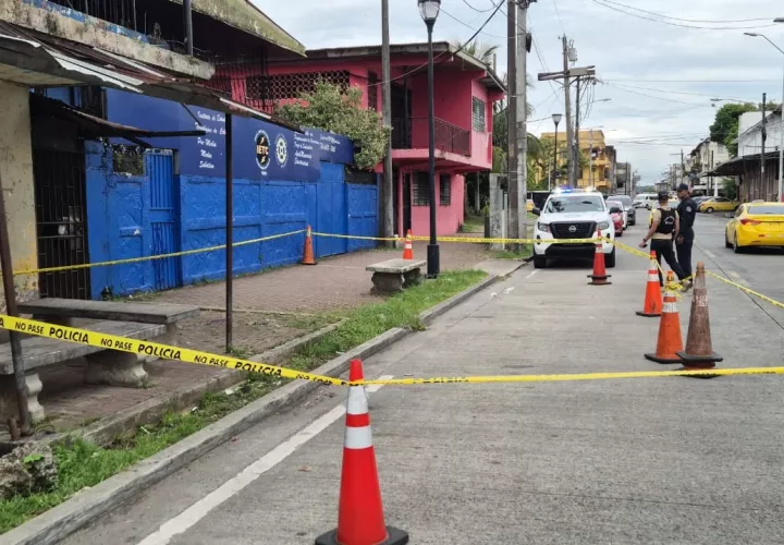 El estudiante estaba afuera del plantel educativo y fue atacado por un pistolero. 