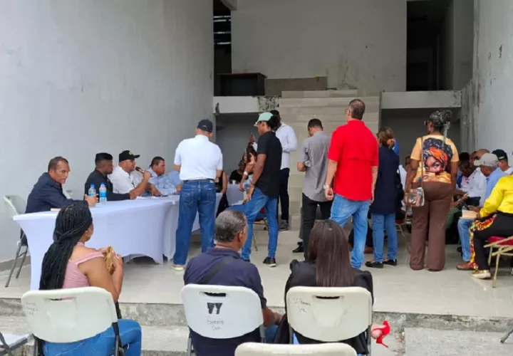 Durante la reunión, varios ediles expresaron su solidaridad con los extrabajadores municipales y aseguraron que respaldarán las acciones encaminadas a lograr el cumplimiento de los pagos pendientes. Foto. Diómedes Sánchez