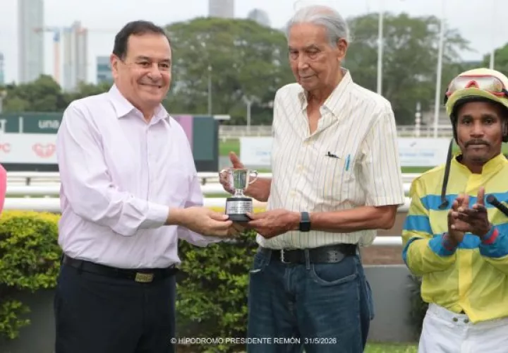 Luis Shirley propietario de Doña Perfecta recibió la copa del triunfo de manos de Raúl Endara. Foto: Omar Yerar Batista.