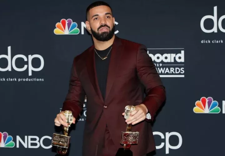 Drake posa con sus premios en los Billboard Music Awards. Foto: EFE / Nina Prommer