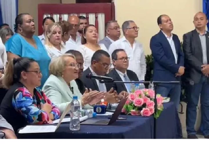 La rectora Etelvina de Bonagas adjudicó la crisis al recorte presupuestario. Foto: Cortesía 