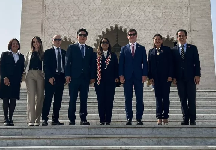 Misión Oficial que estuvo en Marruecos. Barría Pino es el último a la derecha. Foto: Cortesía CCIAP