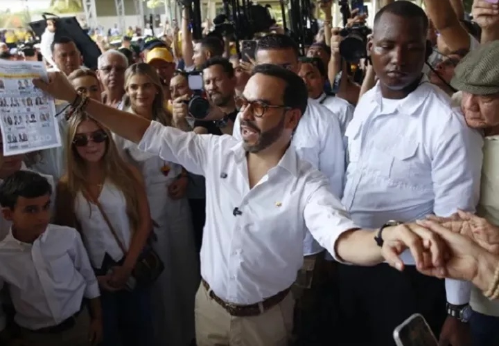 El candidato presidencial del movimiento Defensores de la Patria, Abelardo de la Espriella, vota en Barranquilla (Colombia). EFE/ Ernesto Guzmán Jr.