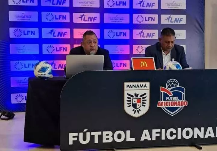 Anel Velásquez (izq.) y Alex 'Brujo' Del Rosario, dan detalles del torneo de futsal. Foto: Jaime Chávez