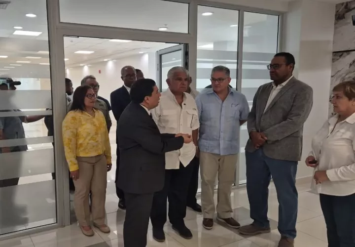 Presidente Mulino duranet su visita al hospital. Foto: Cortesía