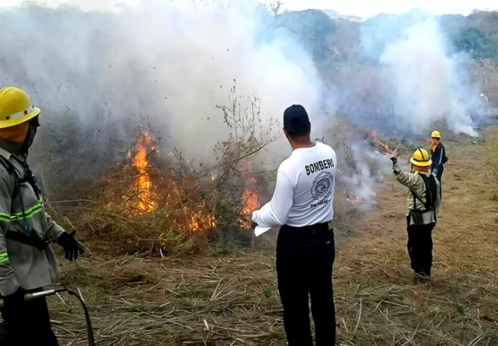 Algunas unidades han requerido atención médica por agotamiento físico y quemaduras sufridas mientras combatían incendios de herbazales. Foto: Thays Domínguez