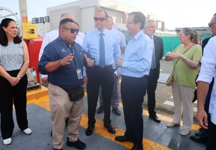 El presidente de Isaac Herzog durante el recorrido en las esclusas de Miraflores. Foto: Cortesía