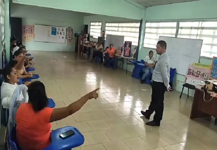 En la comunidad de Los Higos, en el distrito de Parita, donde estudiantes permanecieron más de 22 días sin recibir clases debido a la falta de docentes. Foto. Thays Domínguez