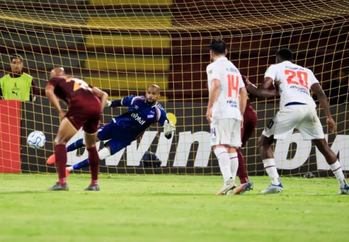 Luis Mejía, de Nacional, ataja el balón ante un remate del Tolima. Foto: EFE