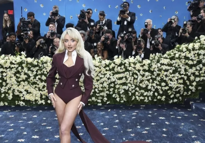 Sabrina Carpenter posa en la alfombra roja de la Gala Met 2025. Foto: EFE / EPA  / Justin Lane
