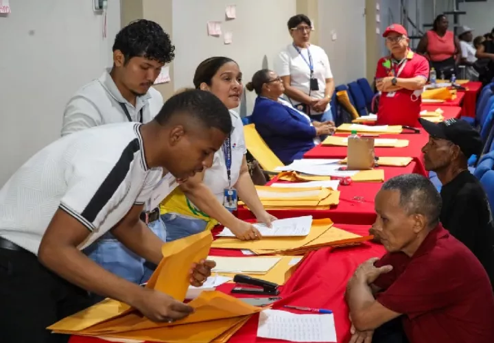 La ministra Beatriz Carles de Arango entrega tarjetas Clave Social a nuevos beneficiarios de los programas sociales durante la jornada realizada en la Comunidad Apostólica Hosanna.