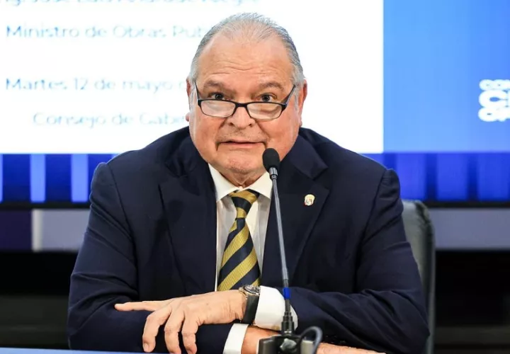 El Ministro José Luis Andrade presenta informe sobre proyectos de emergencia ante el Consejo de Gabinete.
