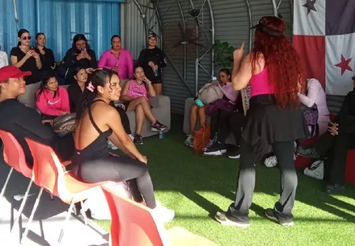 Las chicas vivieron con emoción su salto en paracaidas. Foto: Cortesía