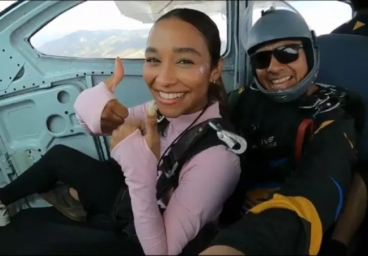 Las chicas vivieron con emoción su salto en paracaidas. Foto: Cortesía