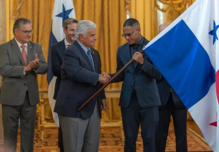 José Raúl Mulino entregó la bandera a Eric Davis. Foto: Cortesía