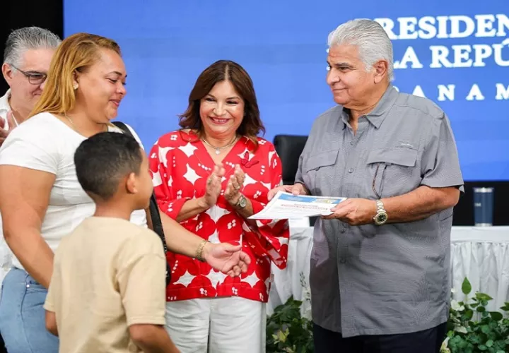 Entrega de llaves a nuevos apartamentos a familias beneficiadas en Ciudad Esperanza.