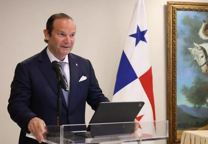 El canciller Martínez-Acha.