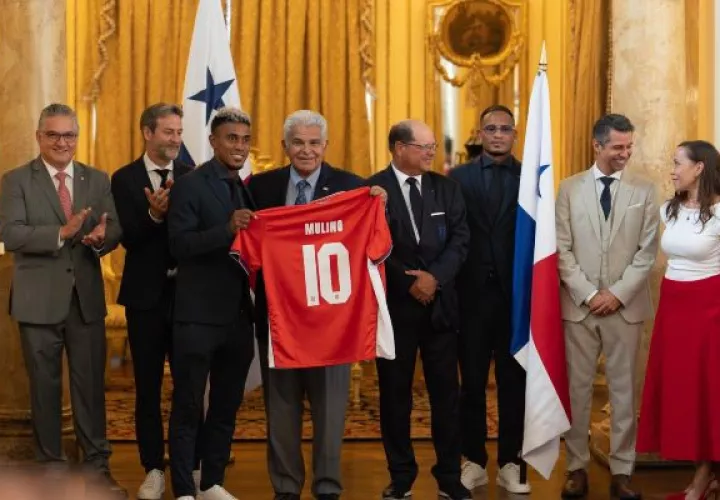 Edgar Yoel Bárcenas, en representación de los jugadores, obsequió una camista al presidente Mulino. Foto: Cortesía