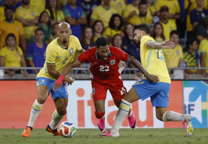  Bruno Guimarães (izq) de Brasil disputa el balón Michael Amir Murillo (cent.) de Panamá. Foto: EFE