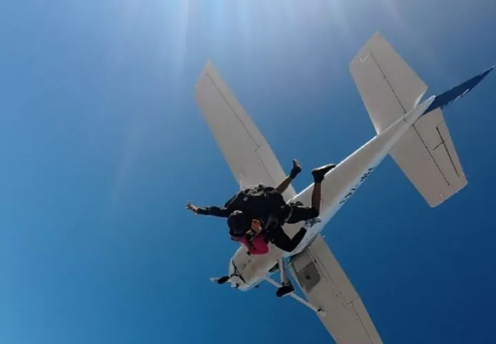 Las chicas vivieron con emoción su salto en paracaidas. Foto: Cortesía