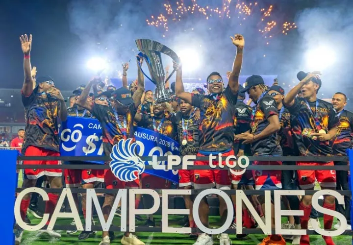 Jugadores de Plaza Amadoe celebran el tricampeonato. Foto: EFE 