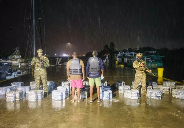 Estos ciudadanos fueron capturados durante una acción de la Fiscalía de Drogas de Colón y Guna Yala. Foto. PN