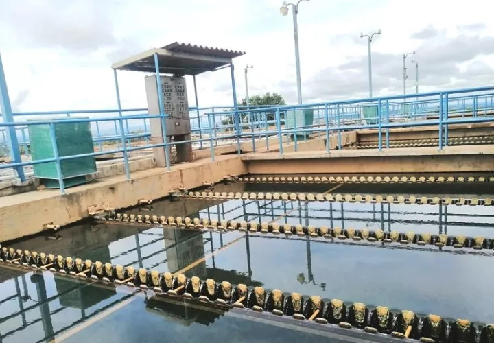 los equipos técnicos ya se encuentran trabajando en conjunto con la empresa contratista encargada del proyecto de mejora de la planta, con el objetivo de restablecer el servicio de agua. Foto. Archivo