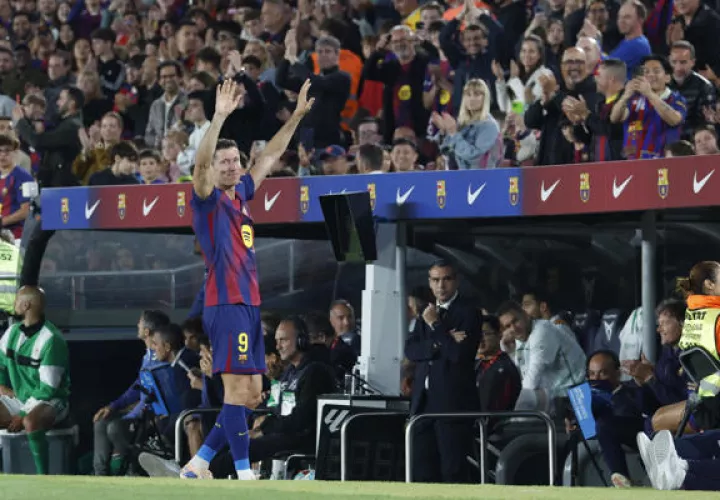 El delantero del Barcelona Robert Lewandowski saluda a los aficionado. Foto: EFE