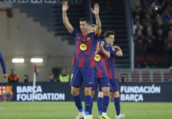 El delantero del Barcelona Robert Lewandowski saluda a los aficionado. Foto: EFE