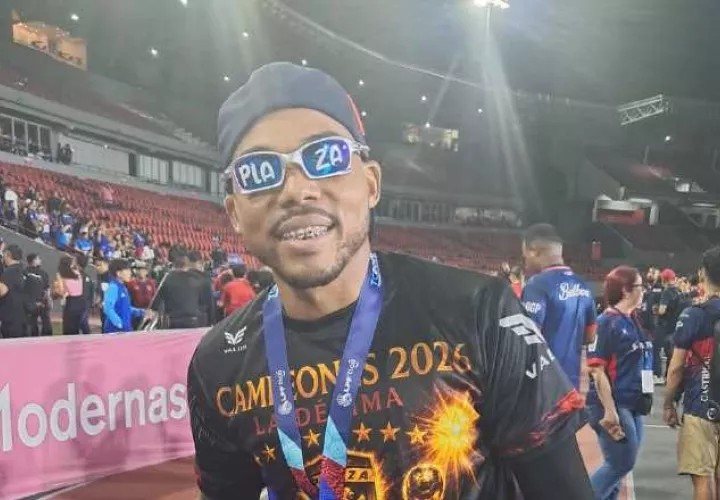 Samuel 'Memo' Castañeda, festeja el 'tricampeonato' del Plaza Amador. Foto: Jaime Chávez