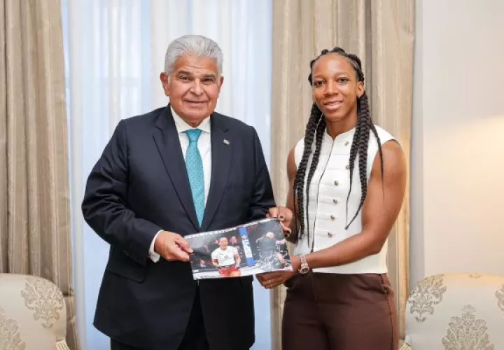 La atleta decla UFC, Joselyne Edwards Laboriel,  entrega un foto al mandatario José Raúl Mulino. Foto: Cortesía