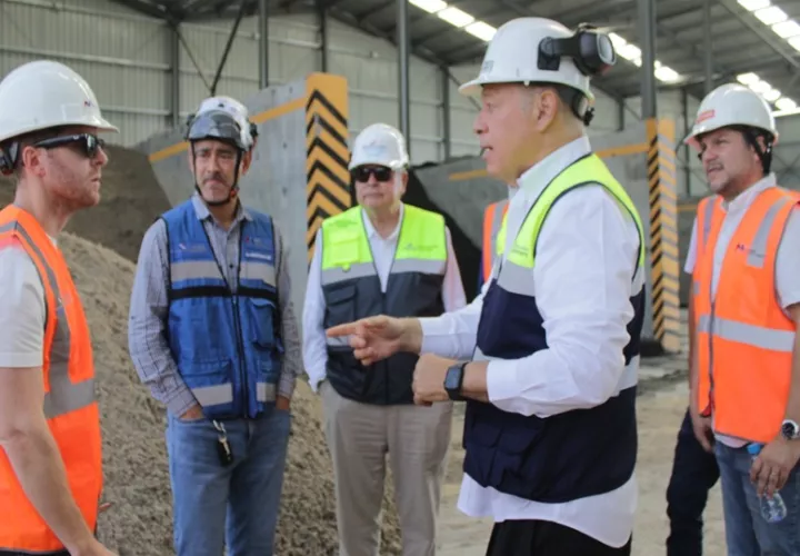 Ministro de Obras Públicas, José Luis Andrade, y el alcalde capitalino Mayer Mizrachi verificaron los avances de la megaobra del Cuarto Puente sobre el Canal. 