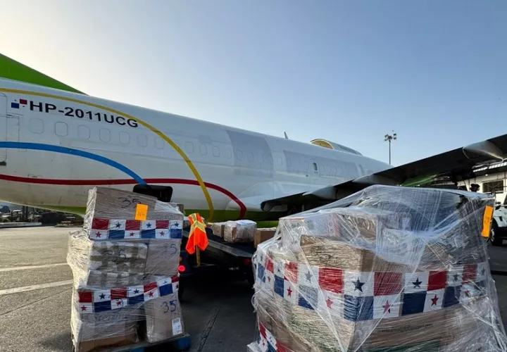 Los aportes son clasificados en pallets para los vuelos salientes. Foto: Cortesía