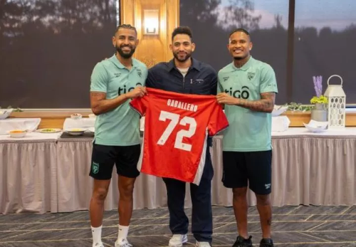 José 'Chema' Caballero recibe una camiseta de la selección de Panamá. Foto: FPF
