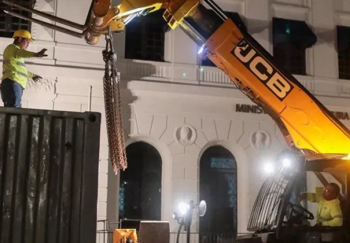 Maquinaria y equipos se instalan en el Casco Antiguo para dar inicio a los trabajos de conservación de la Plaza de Francia.