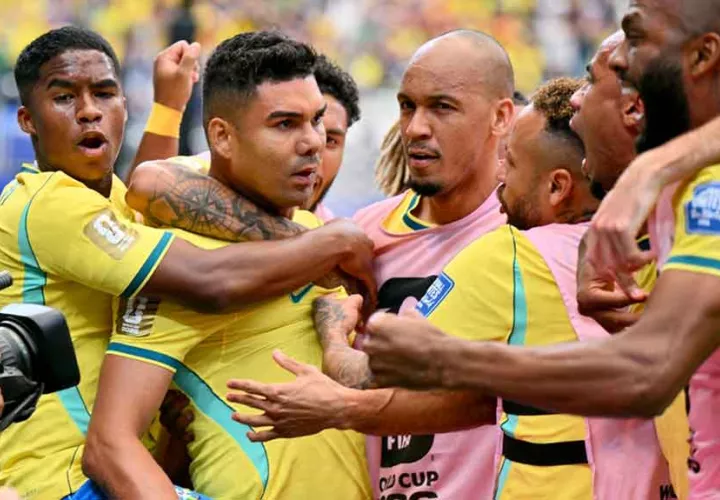Casemiro (2-L) de Brasil celebra con sus compañeros tras marcar el gol ante Japón. Foto EFE