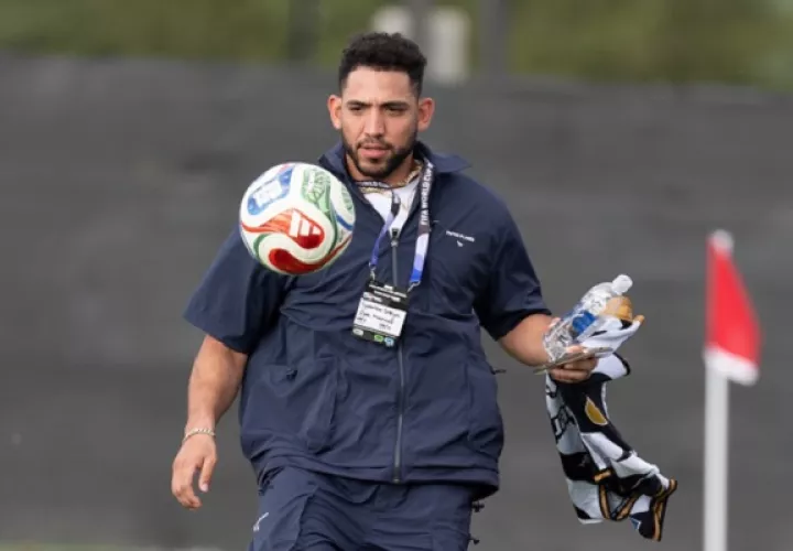 José 'Chema' Caballero domina el balón durante su visita al equipo panameño. Foto: FPF