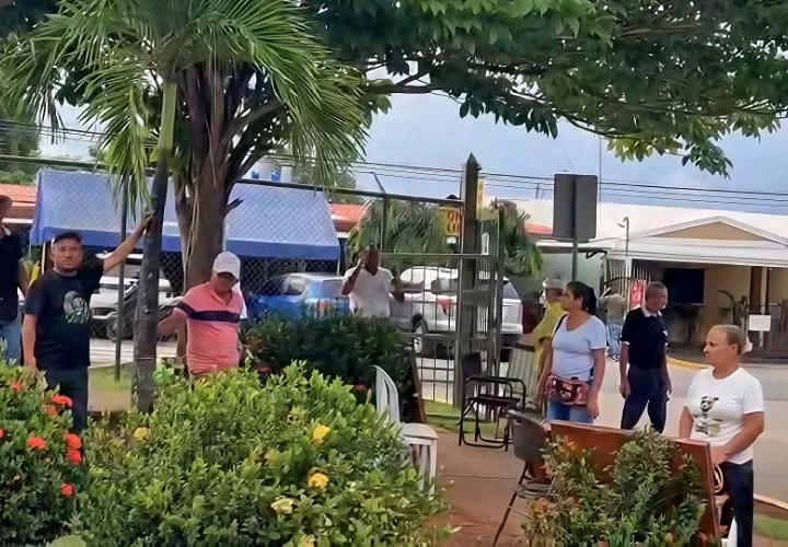 "Entendemos que existen normas, pero pedimos que se nos permita permanecer en alguna área cercana al hospital, aunque sea bajo techo durante las lluvias", precisó Juan Osorio, vendedor de lotería. Foto. Thays Domínguez