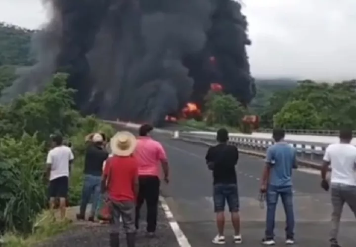 El incendio consumió gran parte de la cisterna, lo que provocó la muerte del conductor, quien lamentablemente quedó atrapado dentro del vehículo. Foto. Melquíades Vásquez