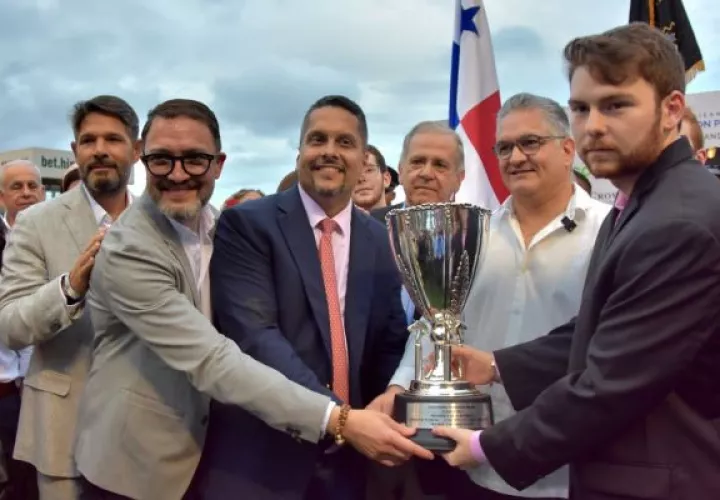 Juan Carlos Orillac, ministro de la Presidencia en representación del presidente José Raúl Mulino entregó la Copa a los propietarios de Takao. Foto: Boris Valdivieso