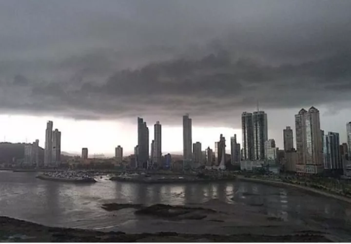 Tormentas y aguaceros cubren el cielo de Panamá durante la tarde.