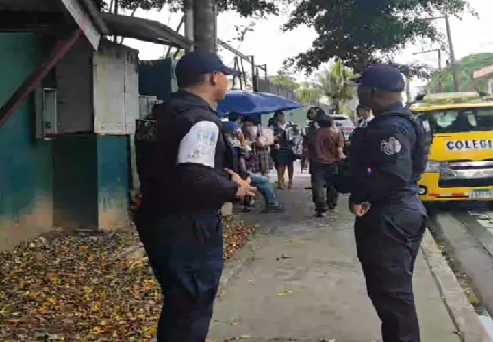 Como medida de prevención ante esta alerta, la Policía Nacional reforzó aún más el perímetro de este colegio y de otros planteles de la zona, como el colegio José Guardia Vega. Foto. Diómedes Sánchez