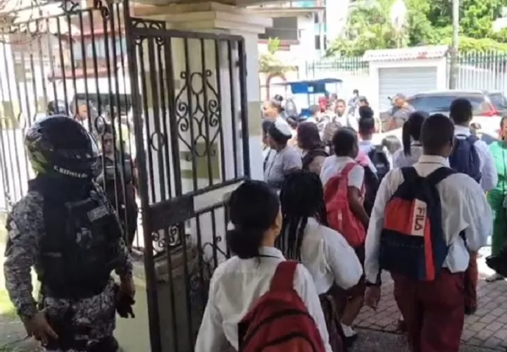 Las autoridades del plantel han solicitado de manera expresa que los estudiantes asistan debidamente uniformados y acompañados por sus respectivos acudientes. Foto. Diómedes Sánchez