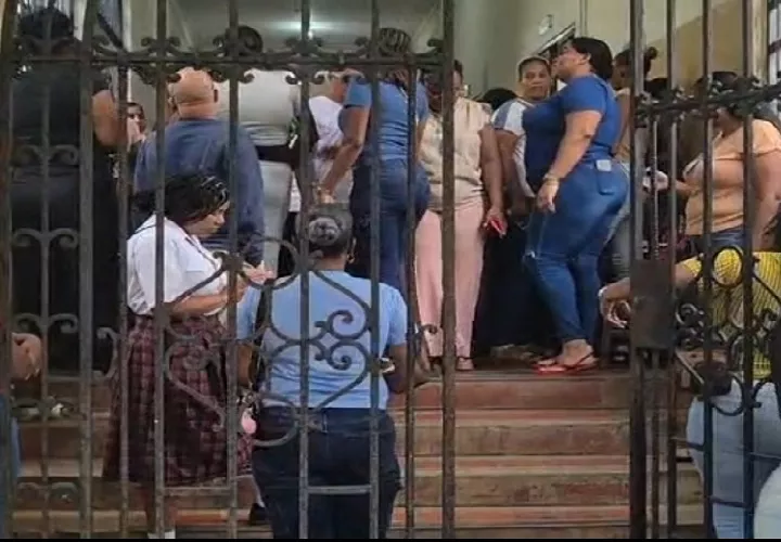 La directora regional señaló que el colegio cuenta con un sistema de detección de metales; sin embargo, reconoció que los jóvenes se las ingenian para introducir las armas blancas. Foto. Diómedes Sánchez