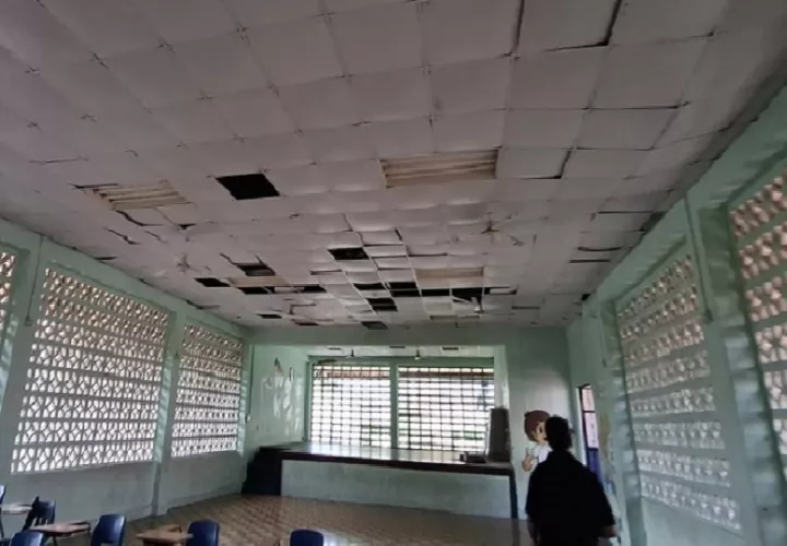José Pinzón, docente del plantel, informó que la caída de escombros ocurrió durante las fuertes lluvias registradas esta semana.